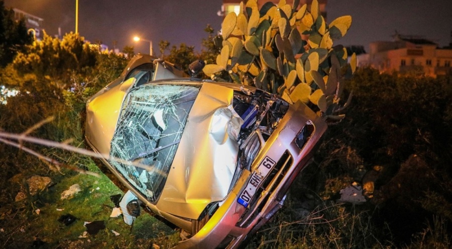 Metrelerce sürüklenen otomobil ağaca çarptı! Polis memuru can verdi