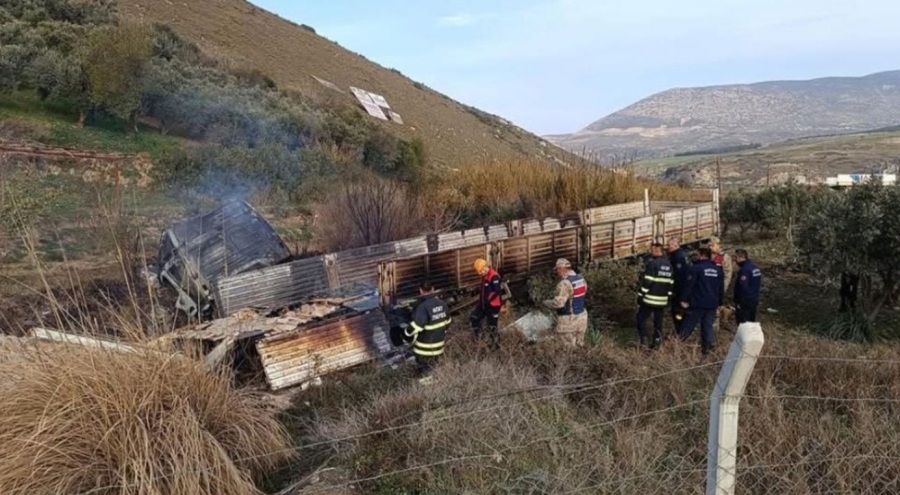 Tır, yol kenarındaki barakaya dalıp alevlere teslim oldu