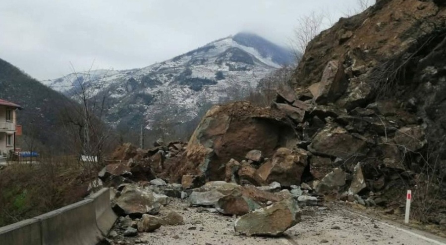 Ordu'da heyelan meydana geldi!  Yol ulaşıma kapandı