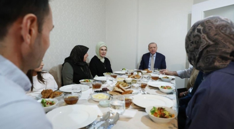 Cumhurbaşkanı Erdoğan ve eşi Emine Erdoğan, iftarda Fidan ailesini ziyaret etti