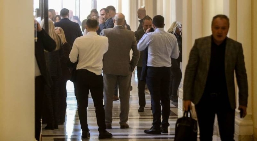 Sırbistan Meclisinde muhalefet ve iktidar milletvekilleri arasında kavga çıktı