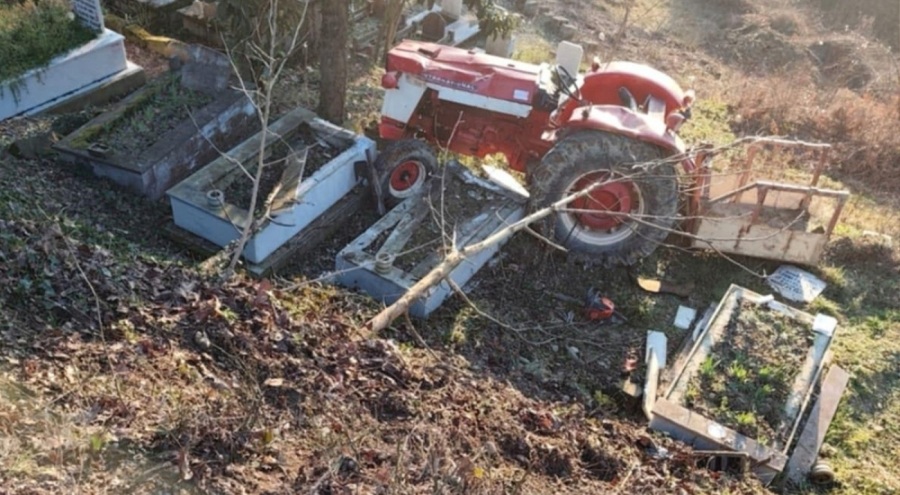Mezarlığa devrilen traktörün sürücüsü can verdi