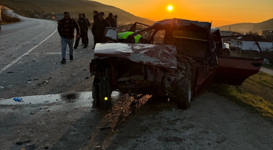 Bursa'da can alan kaza! Otomobil, kamyona çarptı: 1 ölü, 2 yaralı