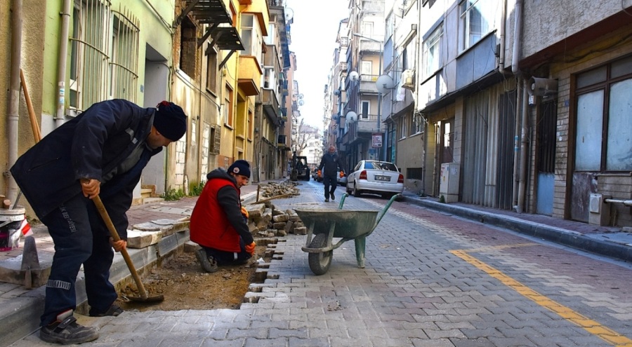 Gemlik'te yol yapım çalışmaları sürüyor