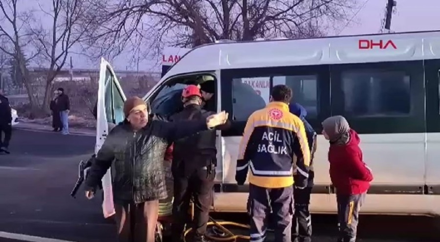 Minibüs, kırmızı ışıkta bekleyen TIR'a çarptı, sürücü sıkıştı!