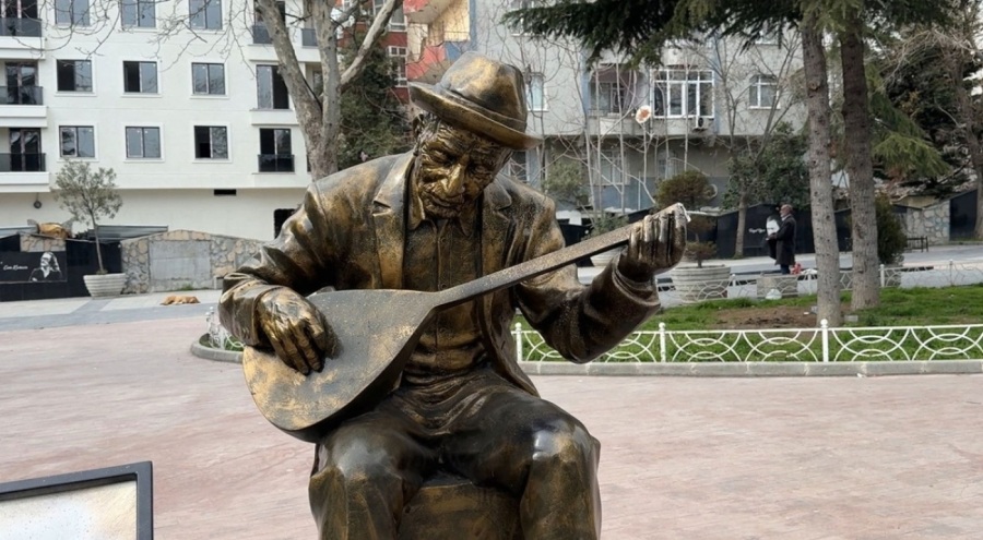 Aşık Veysel heykeline bir saldırı daha