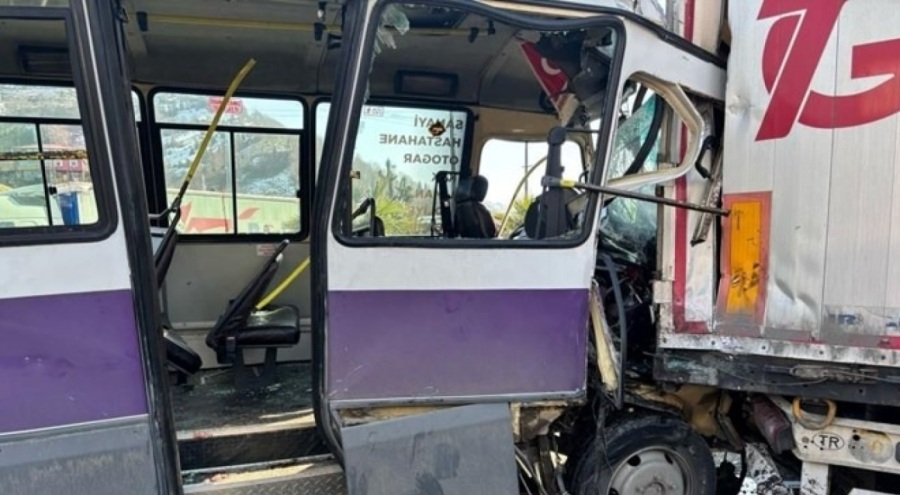 Minibüs TIR'a çarptı: 2'si ağır 12 yaralı