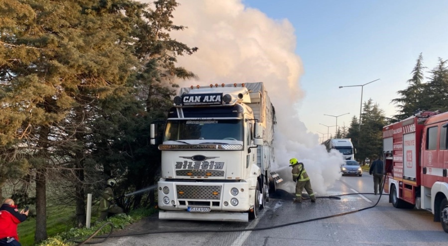 Balataları yanan kamyon yol kapattı