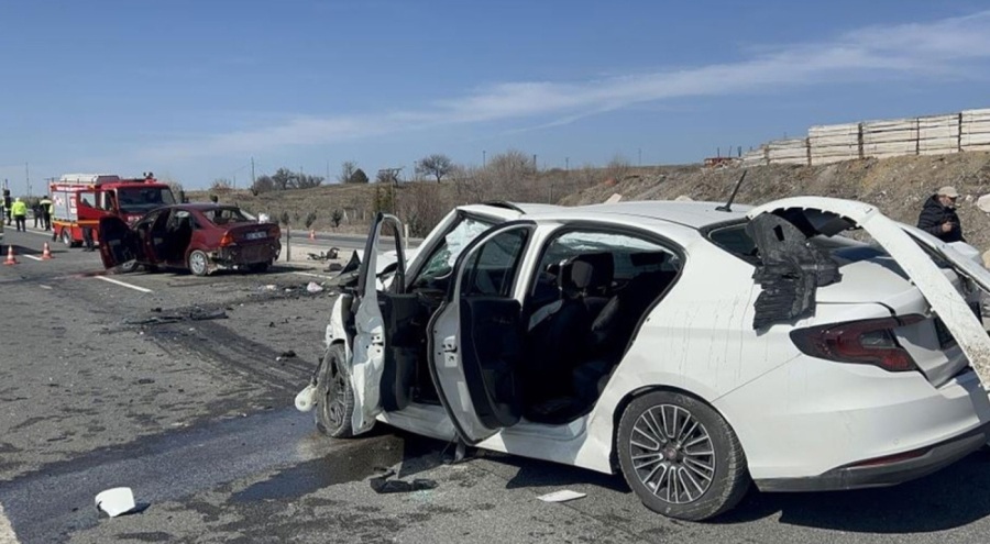 İki otomobil kafa kafaya çarpıştı: 6 yaralı