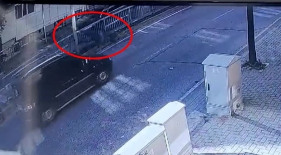 Yolun karşısına geçmeye çalışırken canından oldu