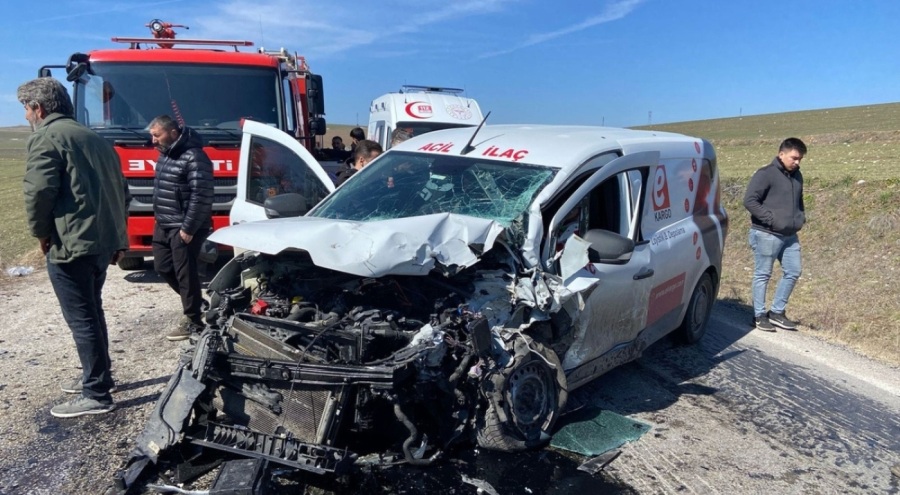 İki hafif ticari araç çarpıştı: Ölü ve yaralılar var