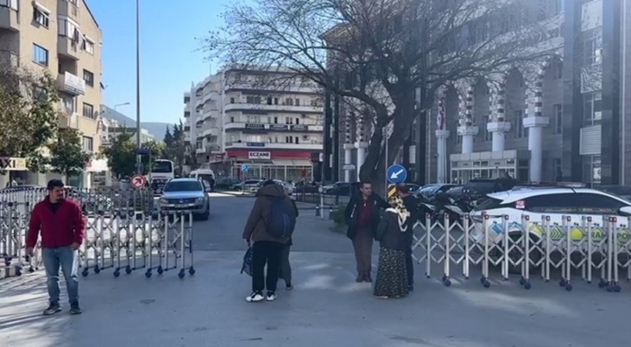 İki ailenin kavgası trafiği felç etti!