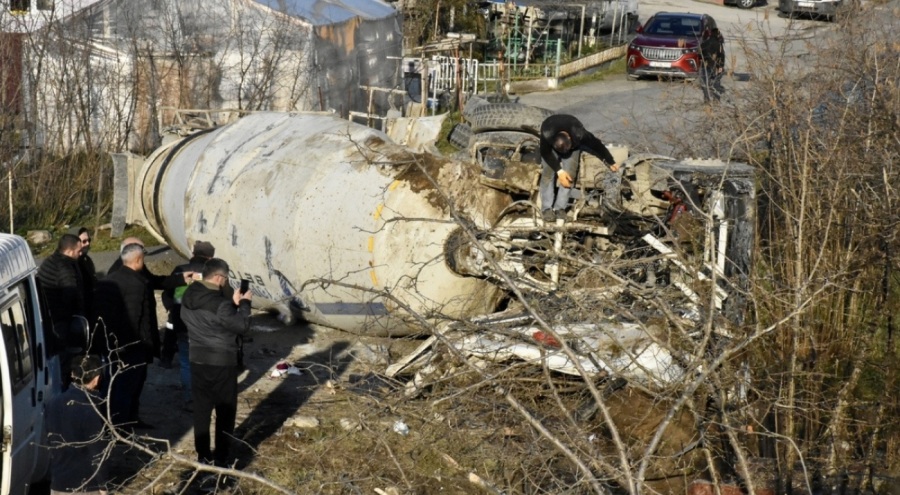 Devrilen beton mikserinin sürücüsü ağır yaralandı