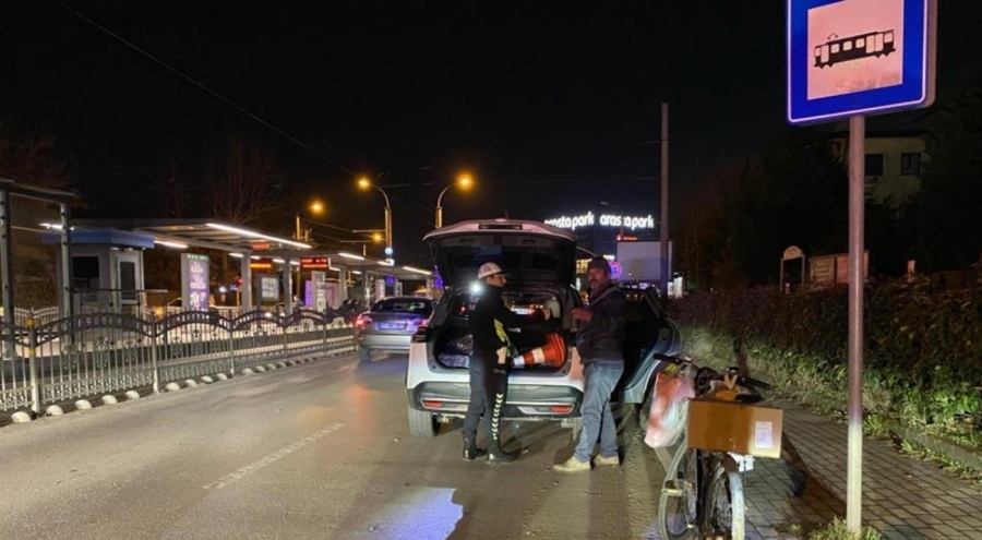 Kocaeli'nde yolun karşısına geçerken otomobilin çarptığı kadın 10 metre sürüklendi