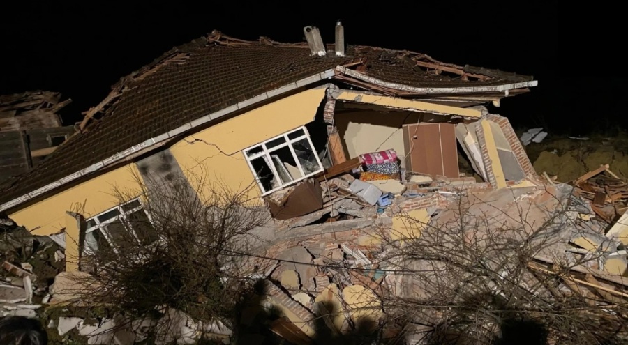 Sinop'ta heyelan faciası! 3 ev yıkıldı