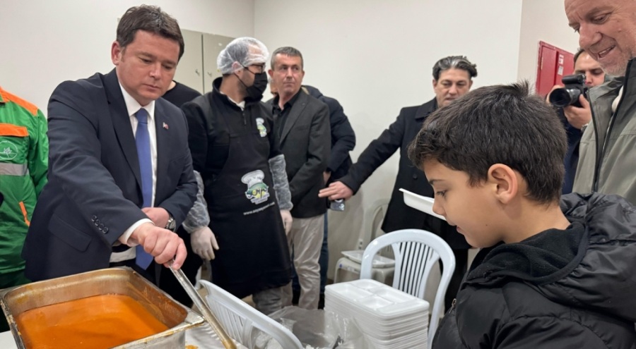 Osmangazi Belediye Başkanı Aydın vatandaşlara iftar yemeği dağıttı