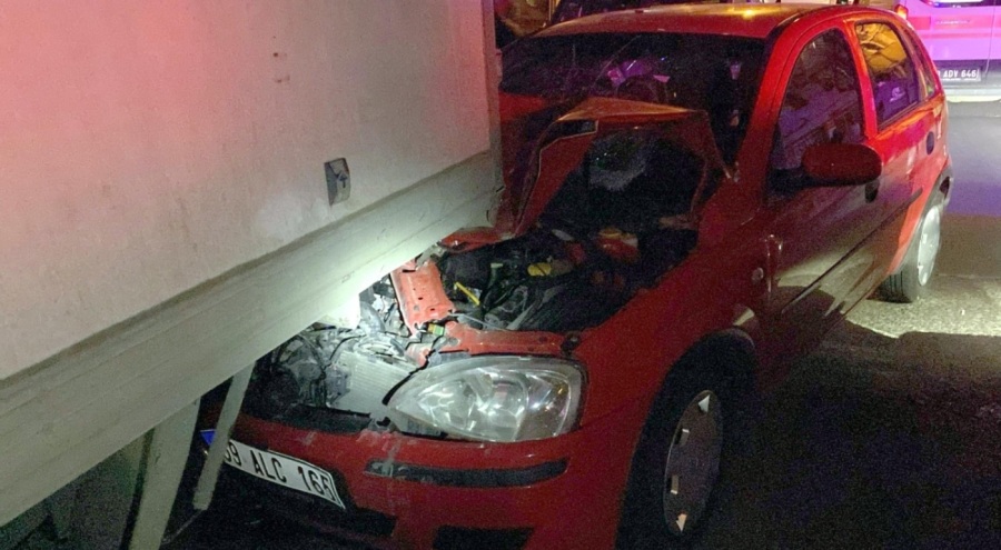 Ehliyetsiz ve alkollü sürücü, kullandığı otomobille kamyona çarptı