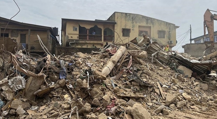 Nijerya'da 3 katlı bina çöktü