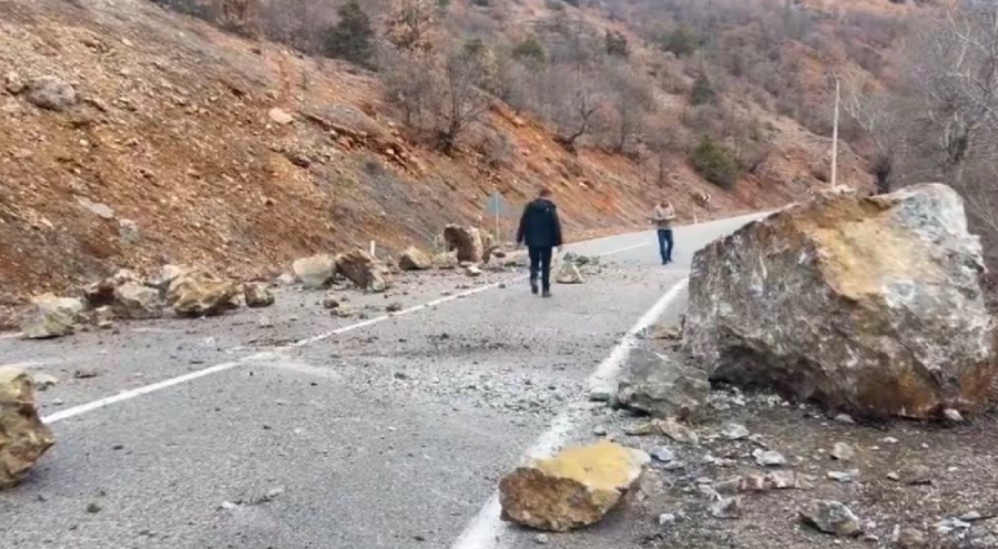 Yamaçtan kopan kaya parçaları yola düştü
