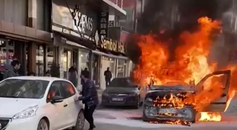 Hafif ticari araç cadde ortasında yandı