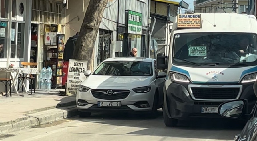 Bursa'da aracını yola bırakıp gitti, metrelerce araç trafiği oluştu