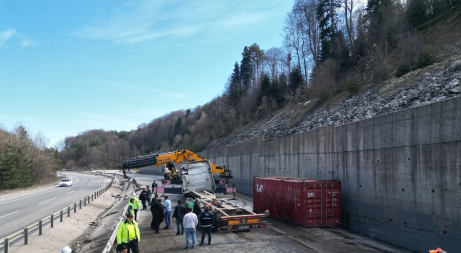 Bursa'da konteyner yüklü TIR, devrilip karşı yöne geçti