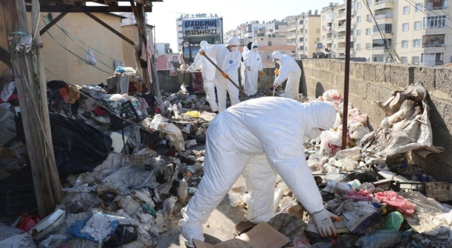 Bir çöp ev vakası daha! Kötü koku mahalleyi isyan ettirdi