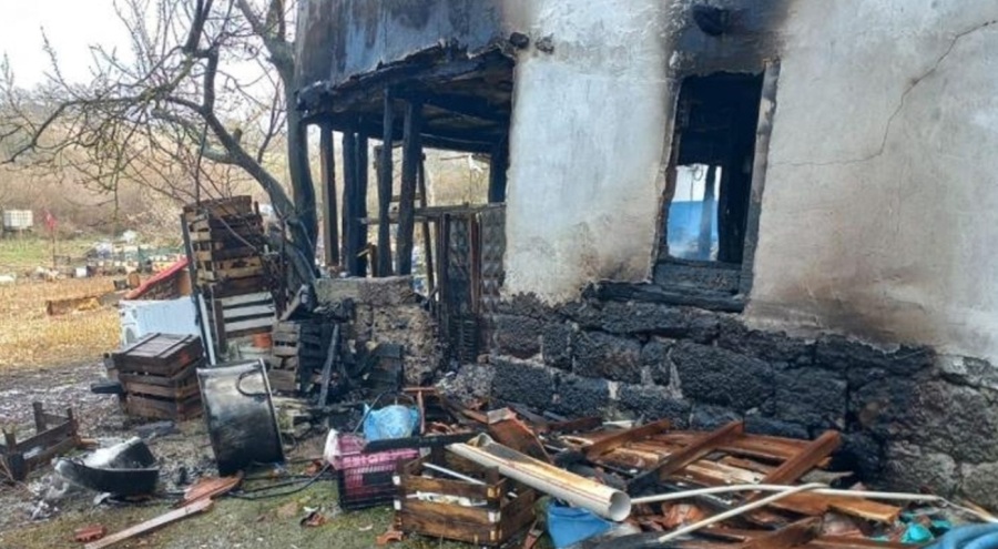 Yangın çıkan ahşap ev küle döndü