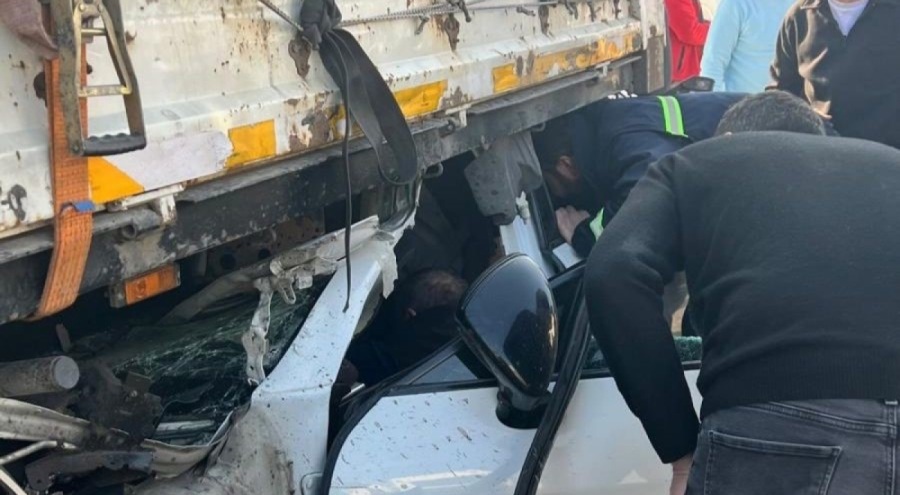 Bursa'da tırın altına giren lüks otomobil hurdaya döndü: 1 ağır yaralı