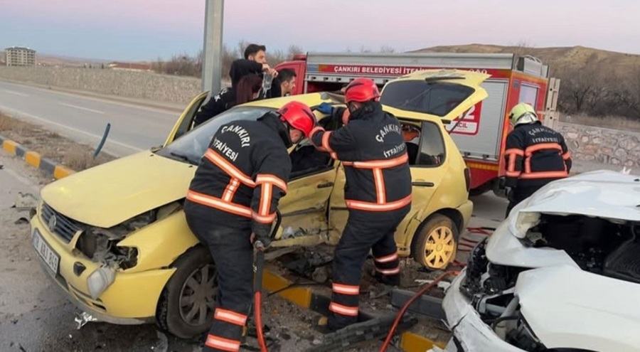 2 otomobilin çarpıştığı feci kazada çok sayıda kişi yaralandı
