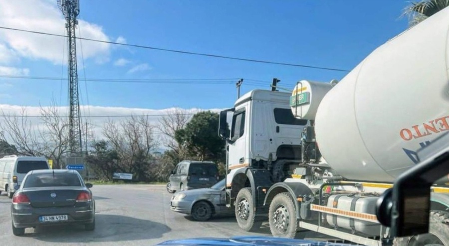 Balıkesir'de beton mikseri ile otomobil çarpıştı