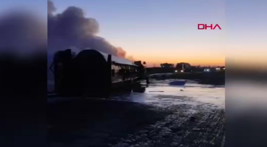 Devrilen akaryakıt yüklü tır alev aldı, sürücü yaralandı