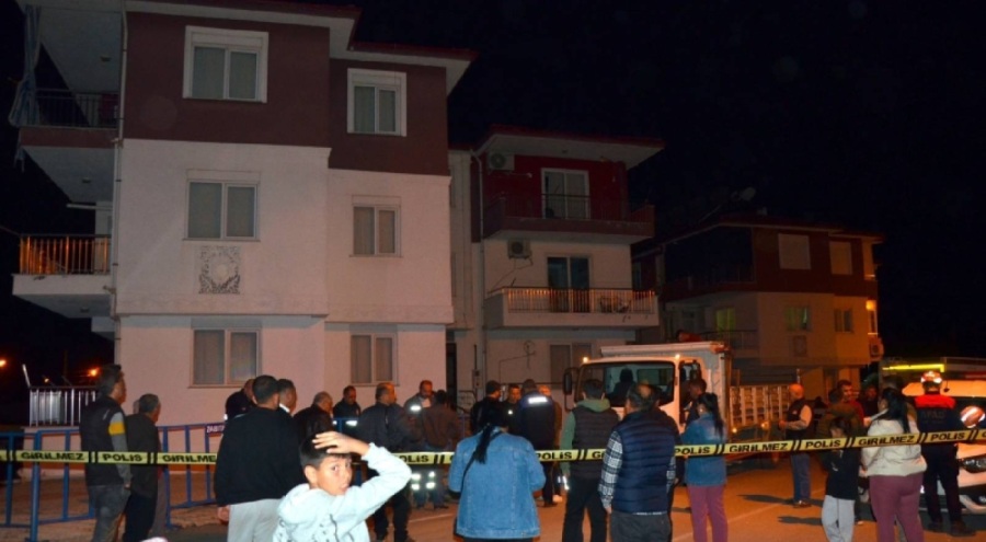 Duvarlarında çatlaklar oluşan 2 katlı bina tahliye edildi