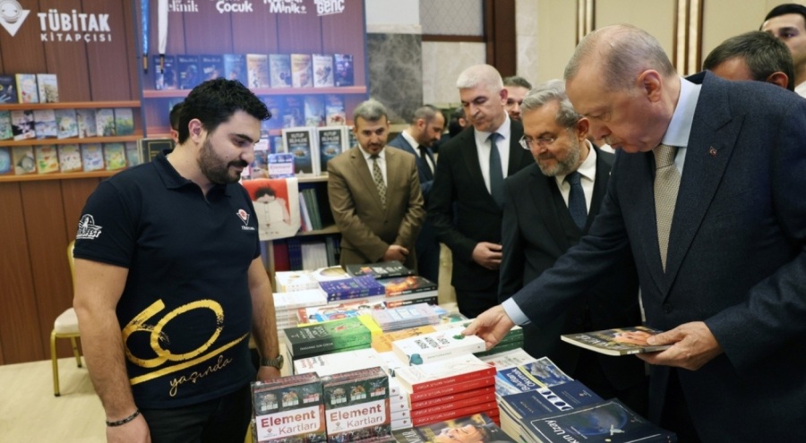 Cumhurbaşkanı Erdoğan'dan kitap fuarını gezdi