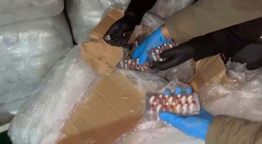 İzmir'de 275 bin 800 sentetik ecza hap ele geçirildi