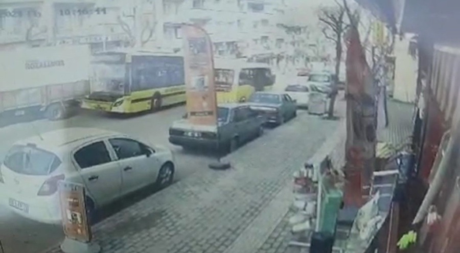 Bursa'da belediye otobüsü 4 araca çarptı!