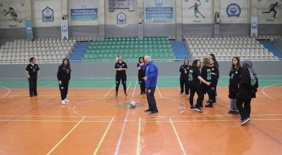 Bursa'da kadınlar Dünya Kadınlar Günü dolayısıyla dostluk maçı yaptı