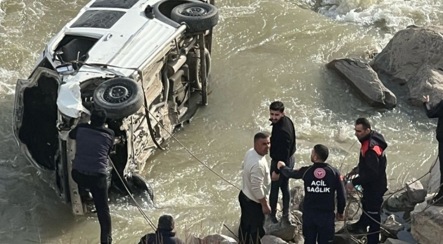 Zap Suyu'na düşen hafif ticari aracın sürücüsü öldü,