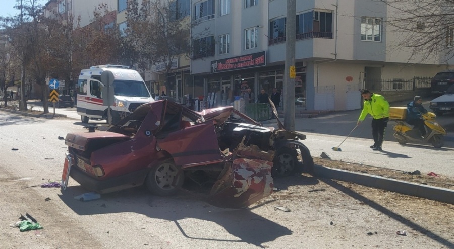 Ağaca çarpan otomobildeki 1 kişi öldü, 1 kişi yaralandı