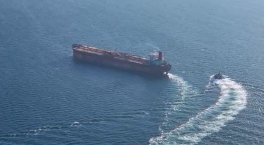 Konteyner gemisi petrol tankerine çarptı