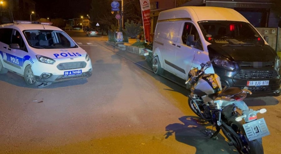 Plakasız motosikletle kaçarken polis otosuna çarptı