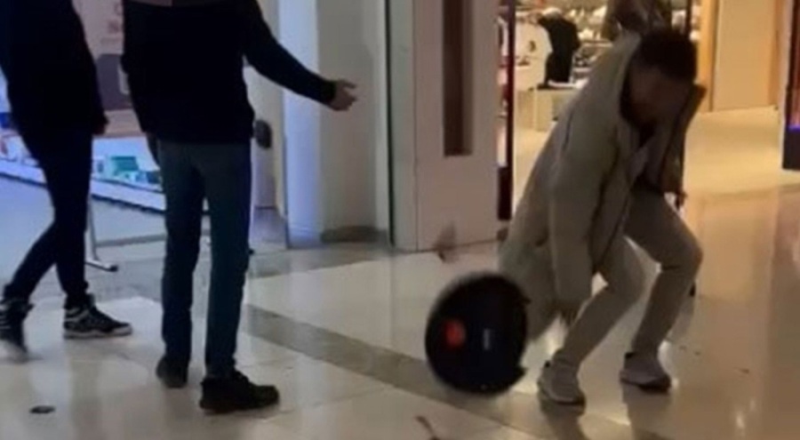 Sık sık arızalanan robot süpürgeyi, satın aldığı mağazanın önünde parçaladı