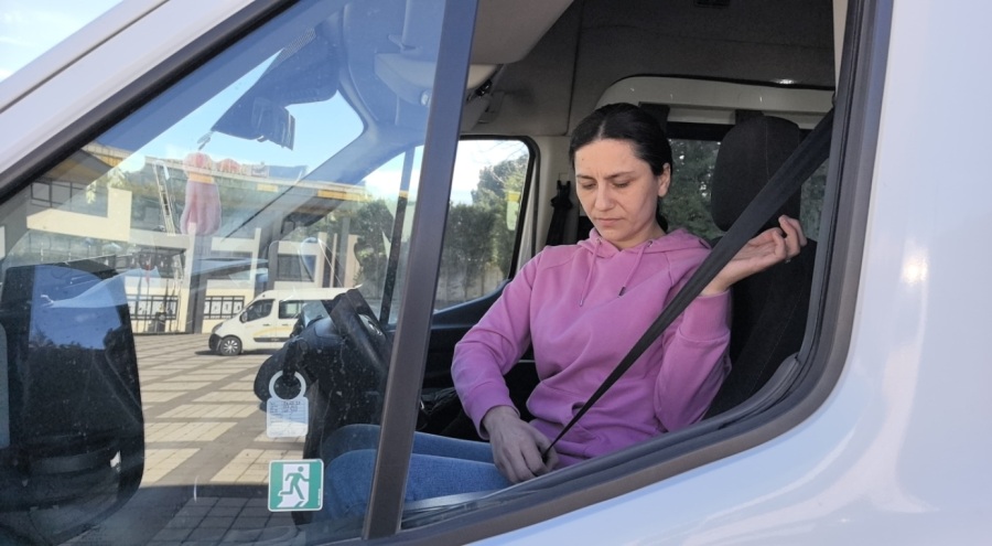 Bursa'da işçi servisinin kadın şoförü takdir topluyor