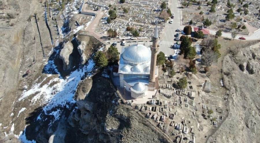 Uçurumun kıyısındaki cami sosyal medyada gündem oldu