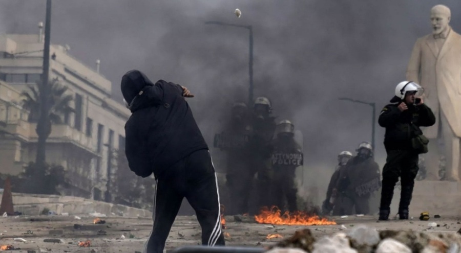 Atina sokakları bir kez daha karıştı