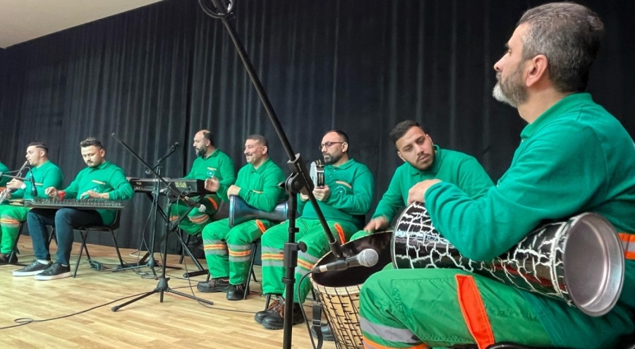 Bursa'da temizlik görevlileri, iş kıyafetleriyle konser verdi