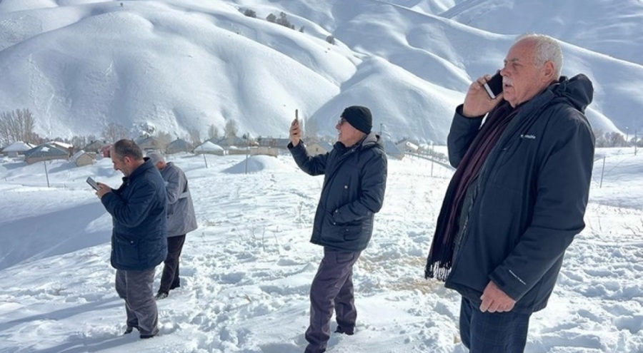 Telefonla konuşmak için 1 kilometre yol yürüyorlar