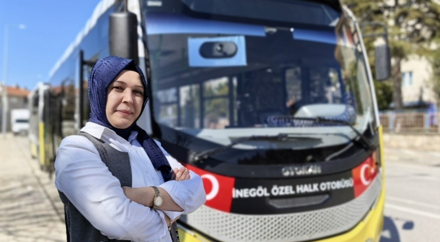 Bursa'da 2 çocuk annesi araç yıkayarak başladığı iş hayatını otobüs şoförü olarak sürdürüyor
