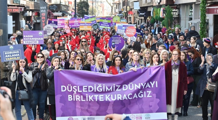 Bursalı kadınlar 'Düşlediğimiz dünyayı birlikte kuracağız' diyerek yürüdü
