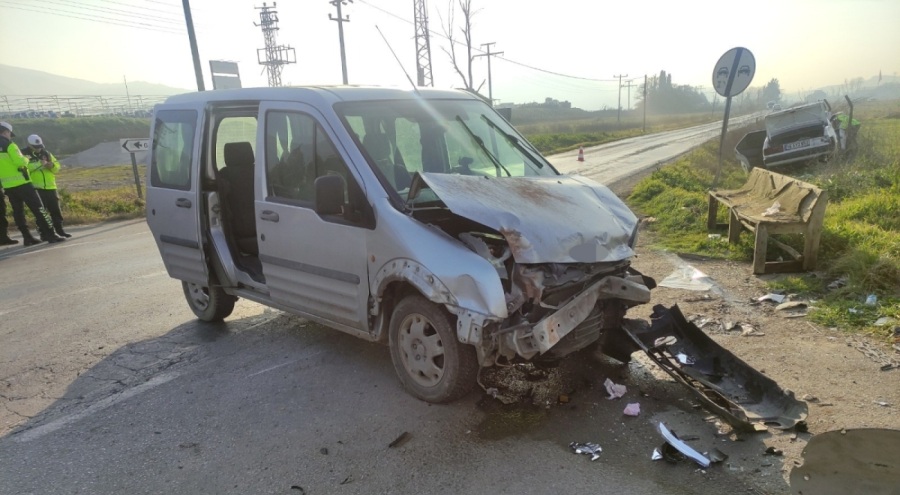 Bursa'da feci kaza! Hafif ticari araç ile otomobil çarpıştı: 5 yaralı